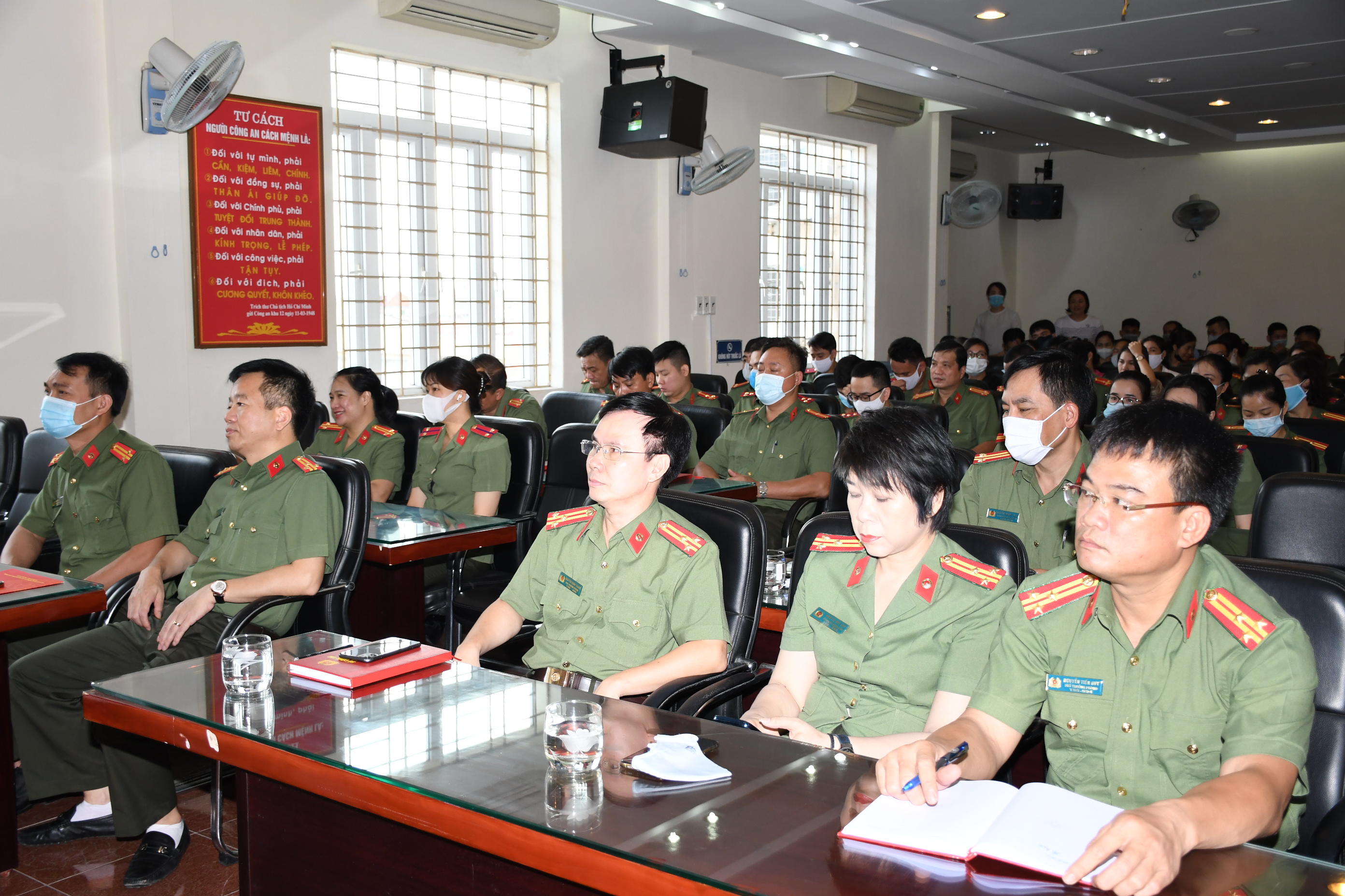 Đảng ủy phòng Hậu cần CATP: Học tập, quán triệt, tuyên truyền và triển khai Nghị quyết  Đại hội Đảng các cấp